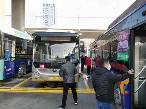  #通勤高峰时段#3月2日起 郑州公交对运营班次进行再调整