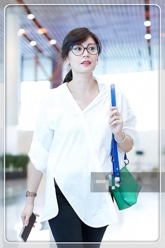 贾静雯真会穿！衬衫一半露外面，一半塞裤腰，网友直呼：嫩炸天！