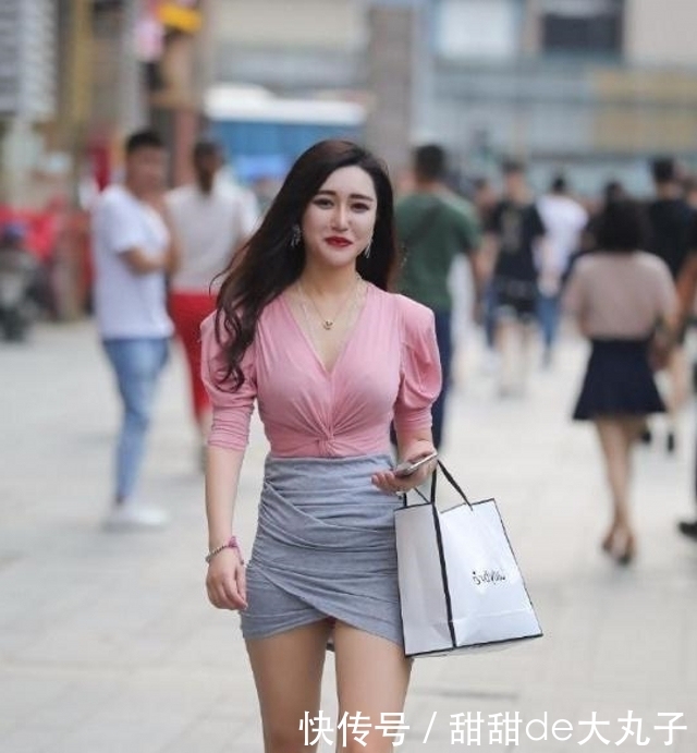 『显得』路人街拍,小姐姐橘色打底裤搭配吊带背心,显得非常绚丽