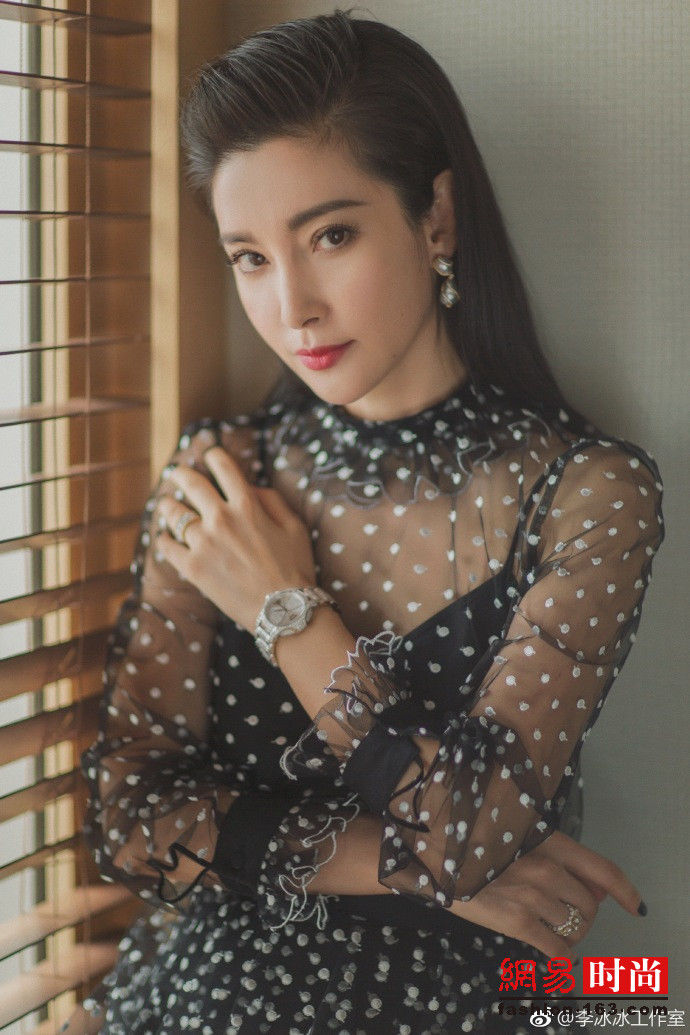 李冰冰穿透视波点长裙 烈焰红唇尽显性感