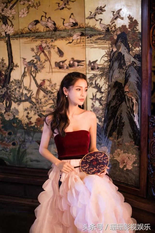 Angelababy穿抹胸长裙,秀性感事业线,演绎古典美韵味