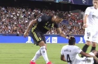 C罗欧冠生涯第一红牌!西媒,球迷拍手叫好应重罚,前金哨声援