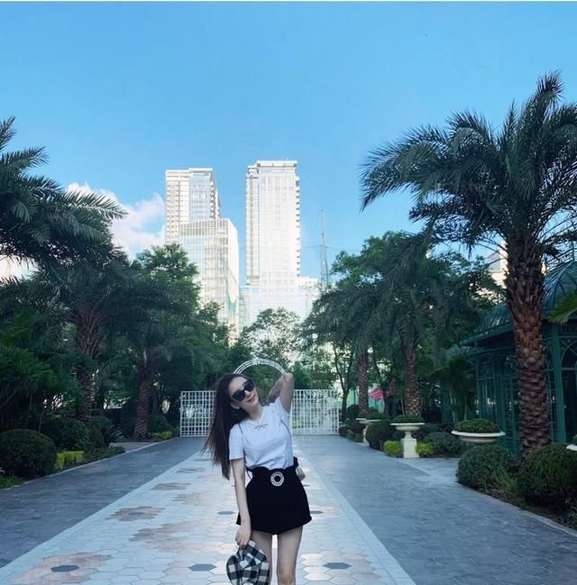  『郭富城』方媛晒华丽亮眼高级照被嘲：嫁给有钱男人的女人，出路只有这一条