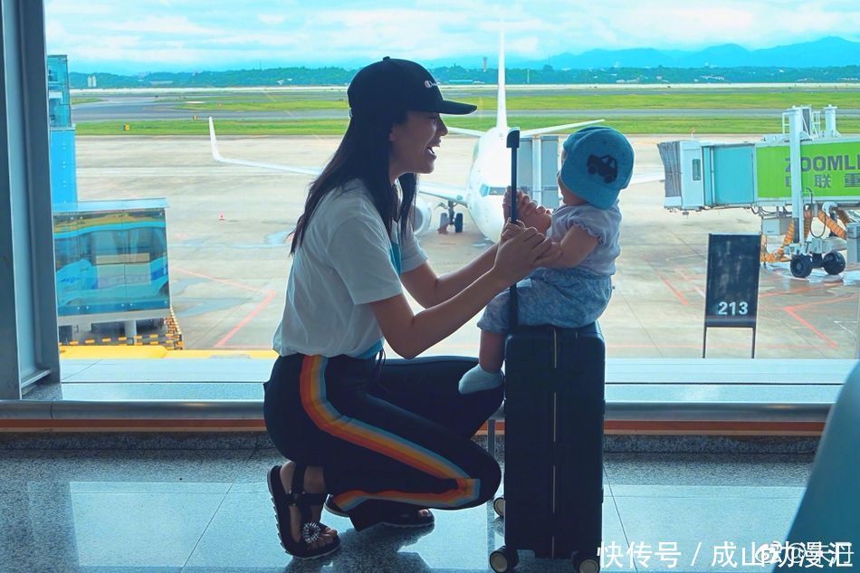 朱丹快胖成李湘了，身材完全走样，腿部粗的很明显！