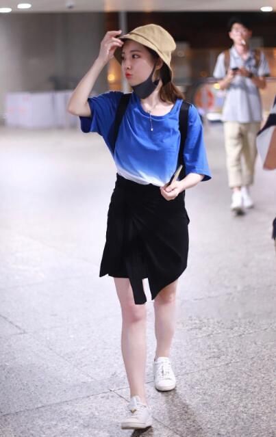 冯提莫围裹裙绑那么紧，看到双腿我只能沉默，网友:坐下就尴尬了