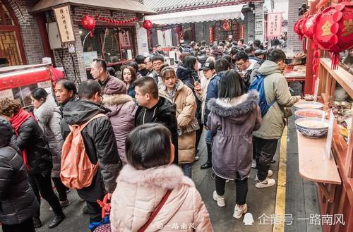 实拍春节期间的西安永兴坊,游客多得像海潮水,摔碗酒最受欢迎!