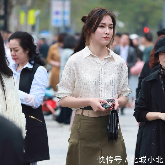  功劳|过了三十岁，还能穿的这么气质，白色衬衫的功劳可不小