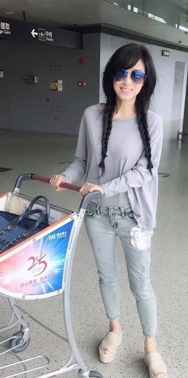 米雪比赵雅芝更懂得爱惜身体，穿这种鞋子，增高舒适，一举两得!