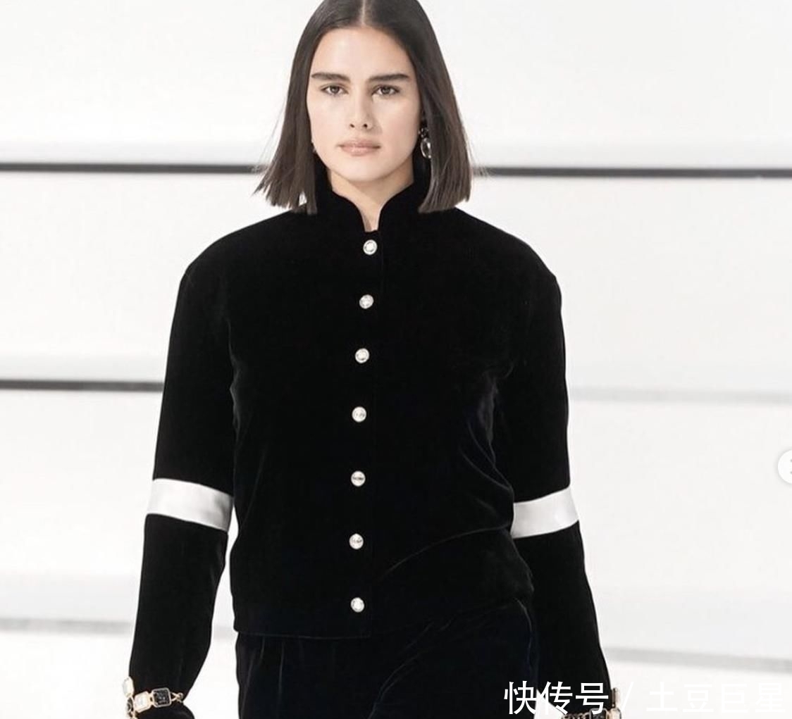 『时装周』26岁的她横扫四大时装周,成为史上第一位为香奈儿走秀的大码女模