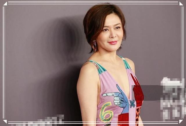 本以为55岁关之琳穿印花裙够少女了，可看到63岁赵雅芝，我沉默了