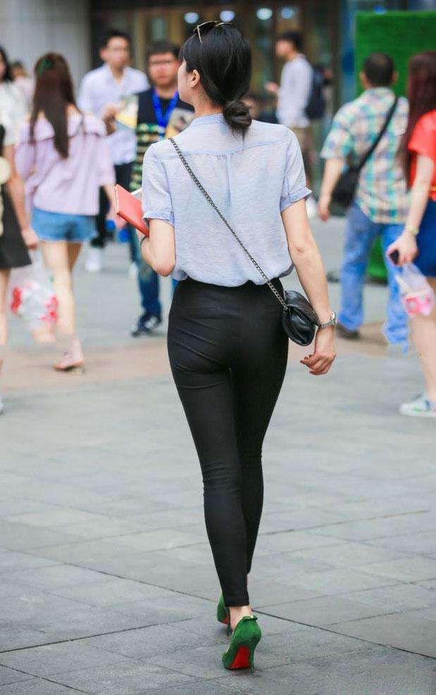 街拍：黑色的紧身裤，让女人穿出气质与时尚范