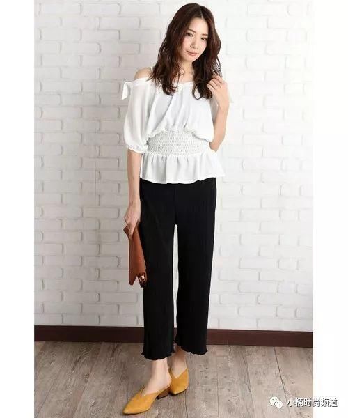 炎热夏天里就穿上日系成熟的露肩上衣展现时髦风格!