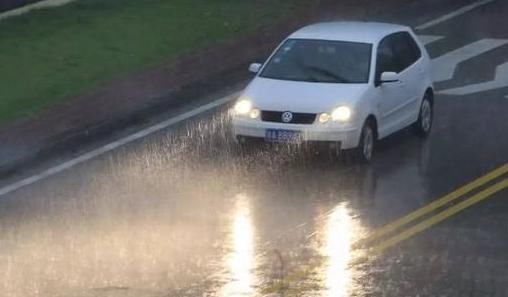  「雨天」雨天行车开“双闪”，到底是对还是错？交警给出了解释