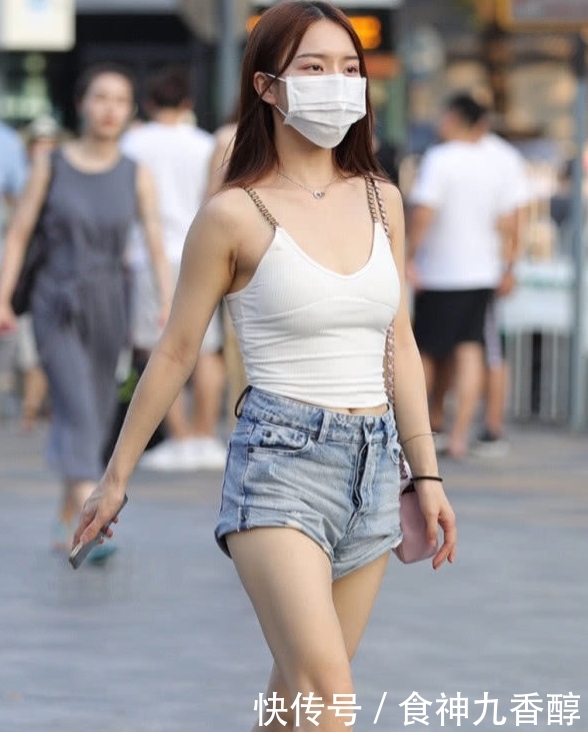 「 美女」一件粉色背心配白色短裤，时尚性感迷人，美目盼兮的美女