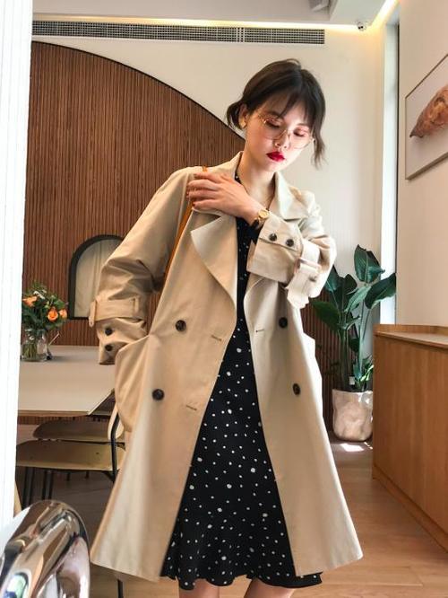 今秋流行4个搭配高级色，风衣这样穿才最时尚！