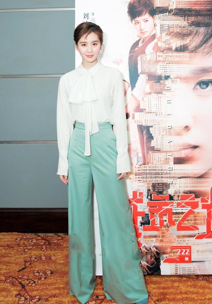  『女人』街拍：女人别再瞎打扮，“蝴蝶结”才是早春的正确打开方式，明星都心动