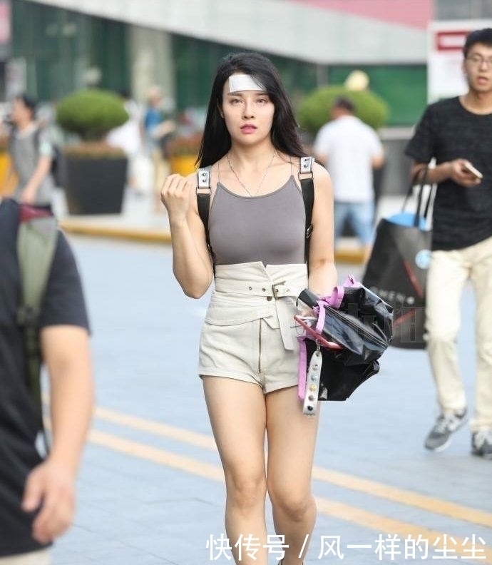  微胖■路人街拍微胖女孩也可以穿裸色，搭配对了就很时髦