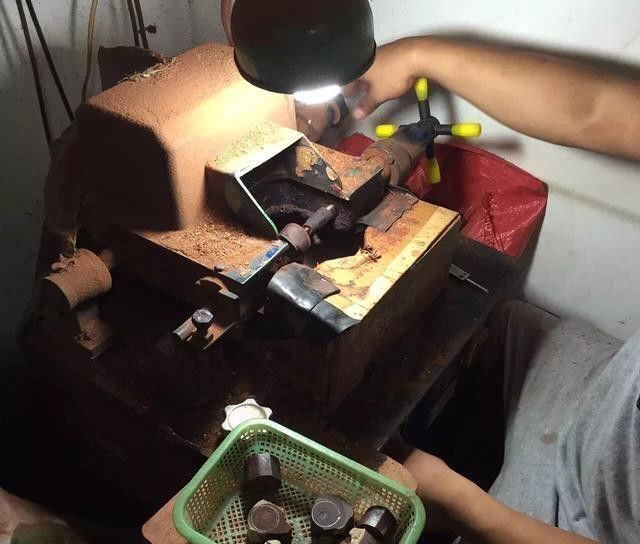 浙江富商从潘家园拉回一大块木头, 一刀切开 满头大汗、如临大敌