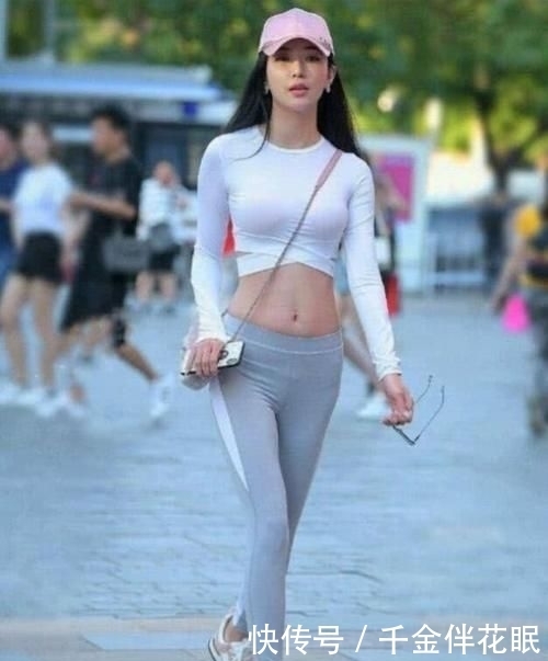  #美女#开春还是选择“打底裤”，简单优雅又好看，气质型美女的最佳选择