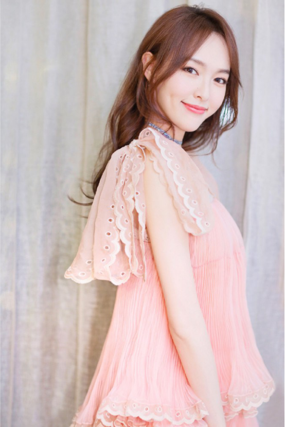 黑色卷发，粉色长裙，脸颊上小酒窝，唐嫣不愧是美貌与智慧一身！