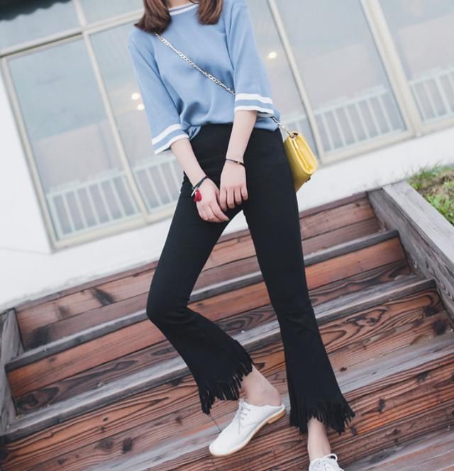 “魏璎珞”吴谨言现身机场，穿直筒牛仔裤，网友：这样搭配好清纯