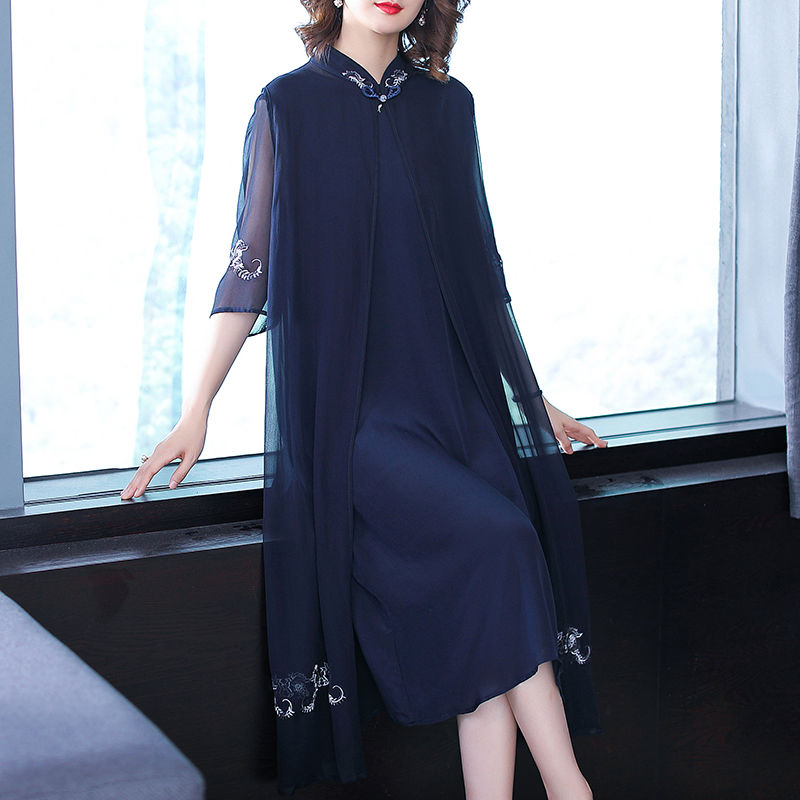 四五十妈妈别老穿套装，三伏天穿时髦真丝连衣裙，美的不像中年人