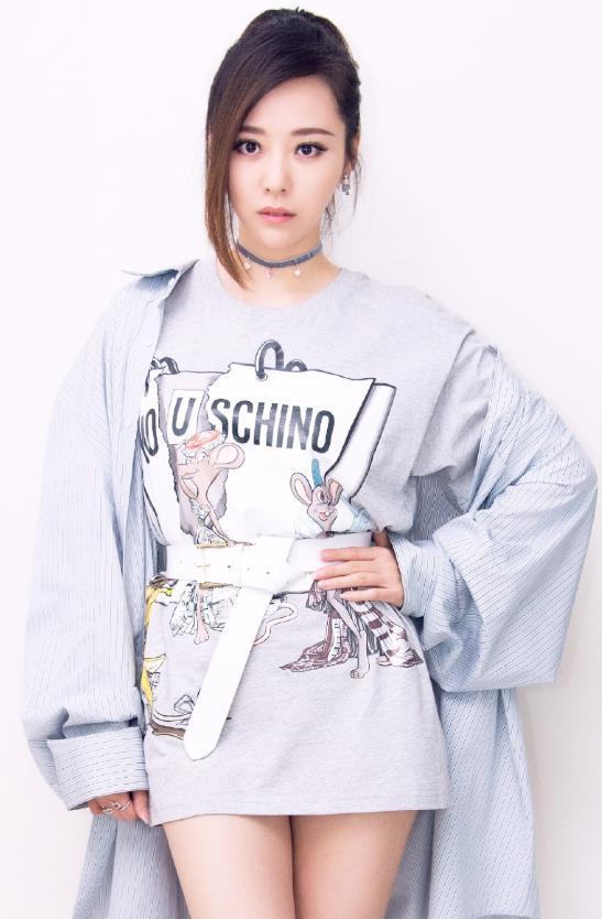 张靓颖好猛！短裤烂成“三角裤”也还敢穿，网友：为了出名拼了！