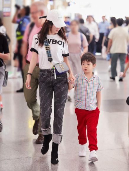 37岁霍思燕打扮像25少女，嗯哼睡衣抢镜，网友:长大后还得了