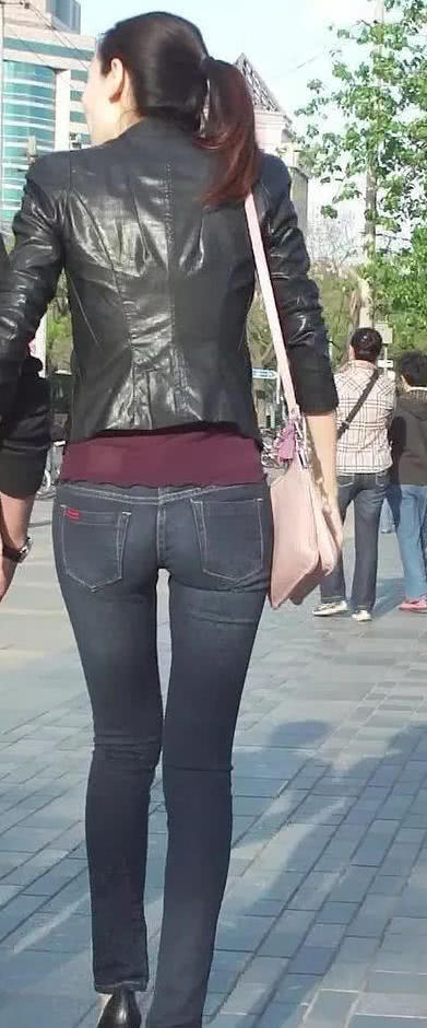 黑色牛仔翘臀小姐姐，紧身穿搭尽显完美S曲线，浑身散发着自信的