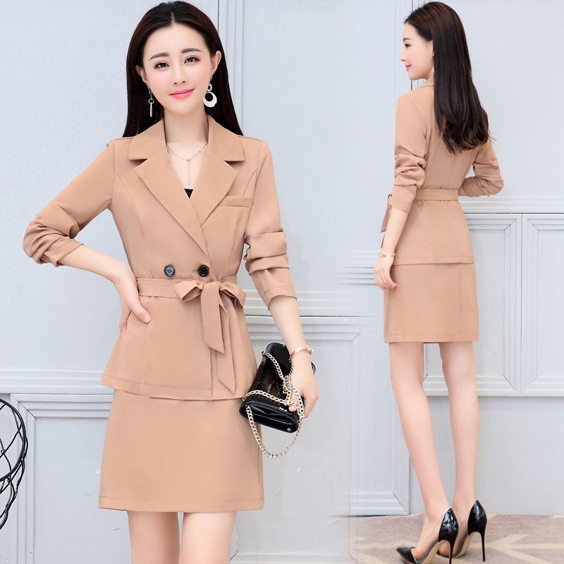 上身丰满的女人就穿紧身裙子，凹凸窈窕，魅力爆棚