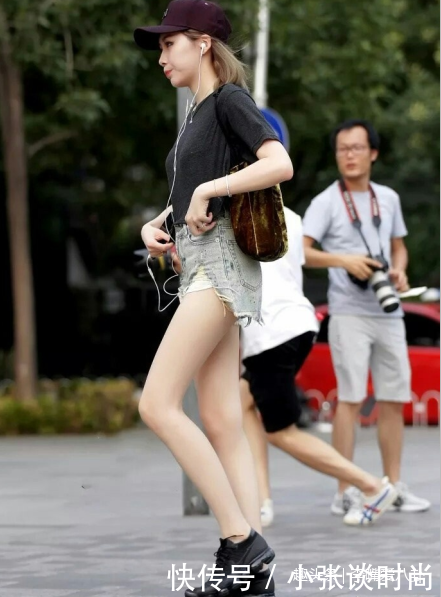 街拍,皮肤白皙身材苗条气质小姐姐穿热裤就是好看,发色抢眼!!