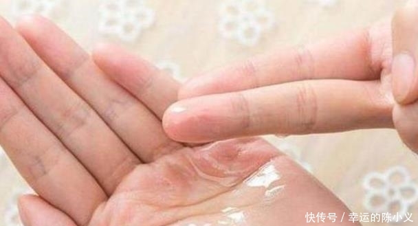 『女人』女人不管多少岁,涂精华液记得“1要2不要”,加倍吸收,脸更白嫩