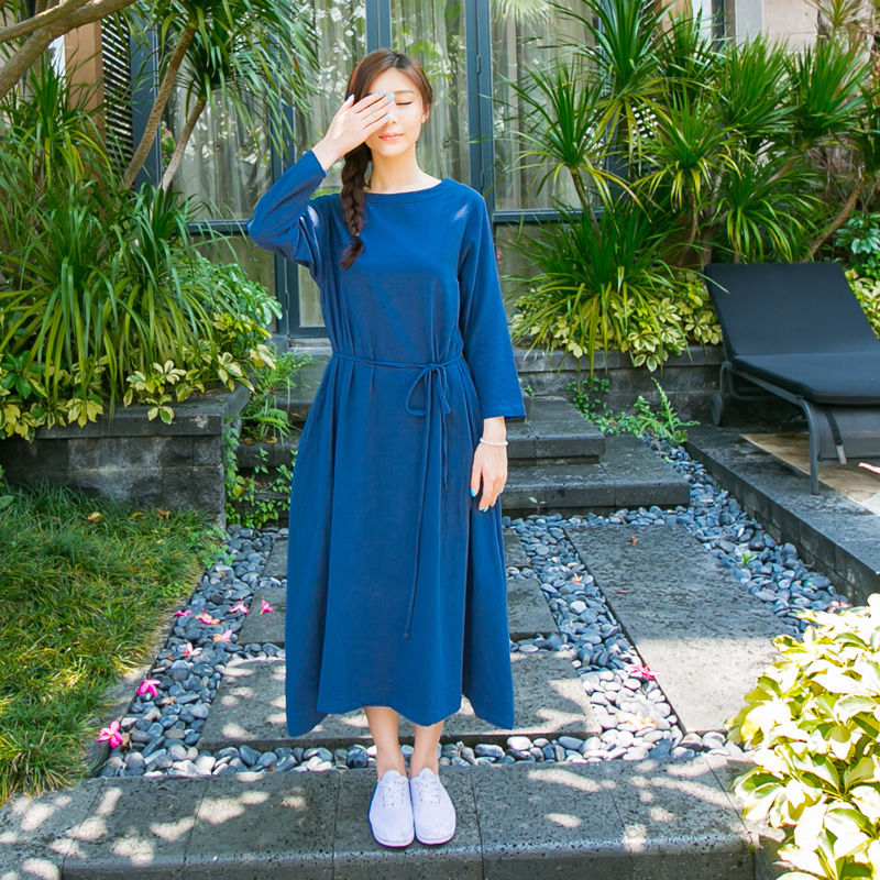 女人尽量不要大衣配丝袜,瞧瞧下面女人这样穿,尽显迷人身材