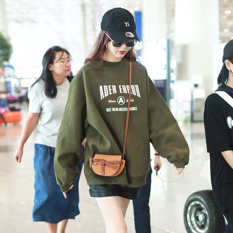 女人再漂亮，少穿裙子配打底裤，现流行“卫衣裙”，配短裤美到翻