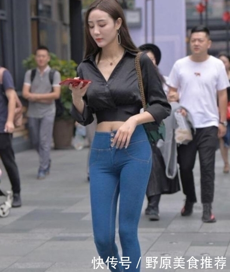 『韵味』街拍紧身打底裤小姐姐,凸显曼妙身材,散发出迷人的女人韵味