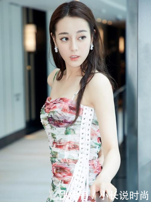 热巴身穿紧身印花包臀长裙,前凸后翘超吸睛,明艳动人!