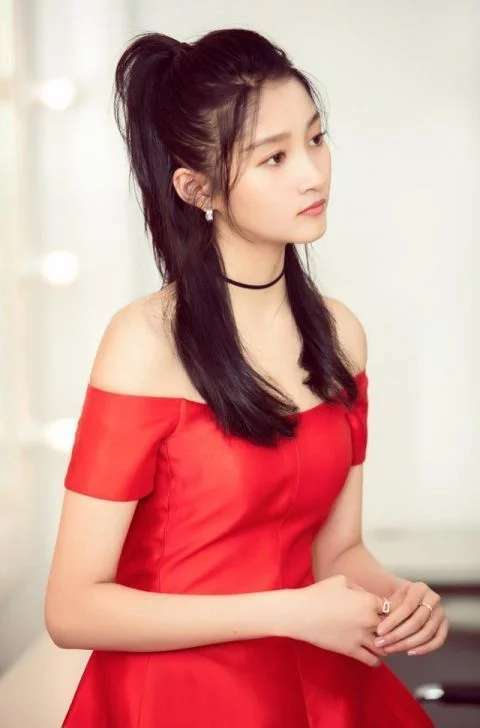 20岁关晓彤与28岁Angelababy，梳同样的发型，差距岂止一个8岁？