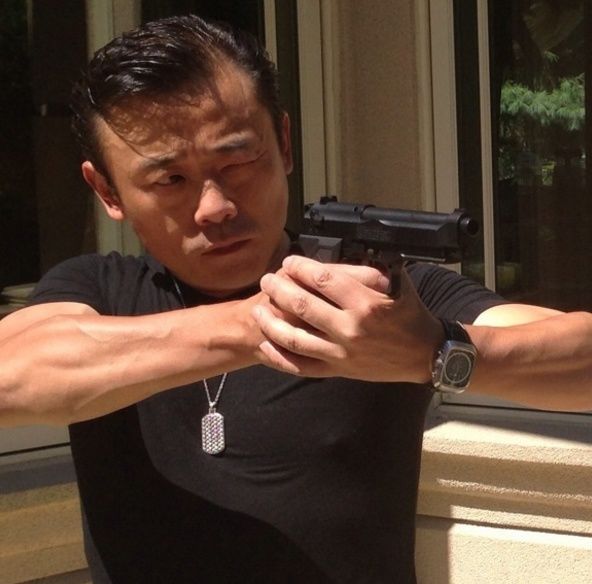 周立波发文回应鄢军起诉传闻，称分分钟能还给他80页起诉书