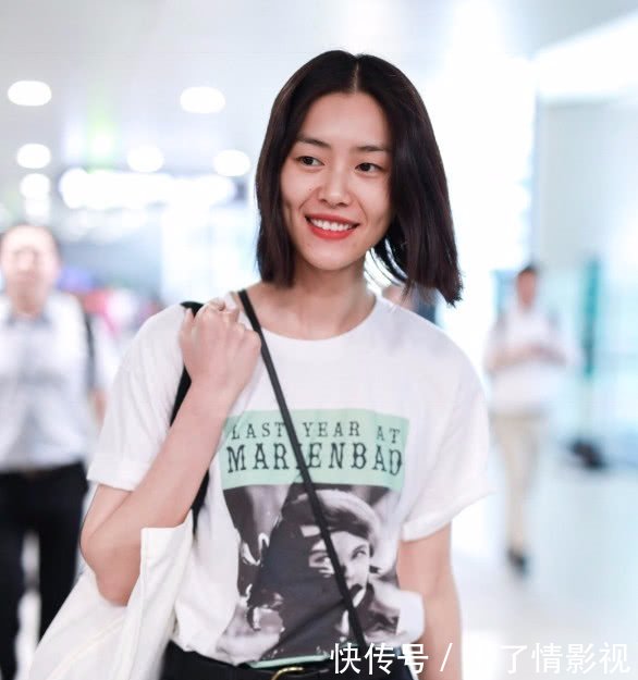 刘雯真不愧是超模，背一个“机器人包包”走机场，简直时髦炸了！