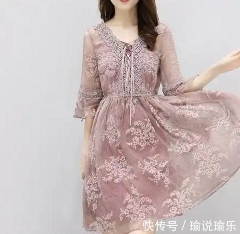 「 关晓彤」穿短裙秀身材，看腿差不止5cm，167cm欧阳娜娜撞上172cm关晓彤