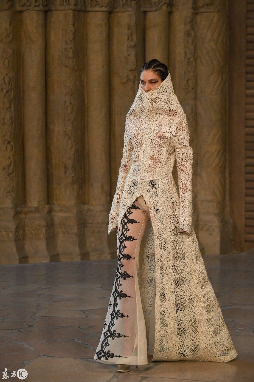 开放的国家真好蒙面美女，衣服穿成这样都能在街上走