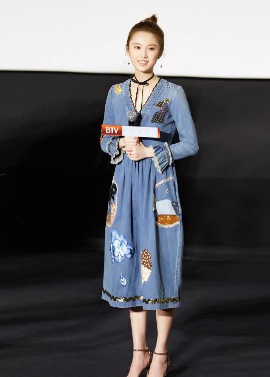 她出道就受张艺谋力捧，却因送礼送出祸，穿搭时尚美上天!