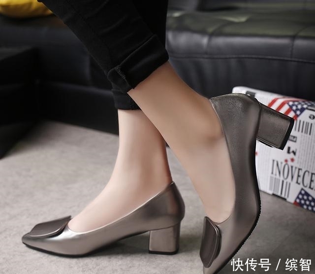  美观也不失去舒适感■时尚优雅的一双单鞋，尖头设计展现纤细玉足，上脚极具优雅姿态!