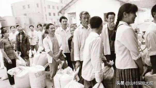  【老人】农村老人该不该领取退休金？专家提出三个理由，你认为