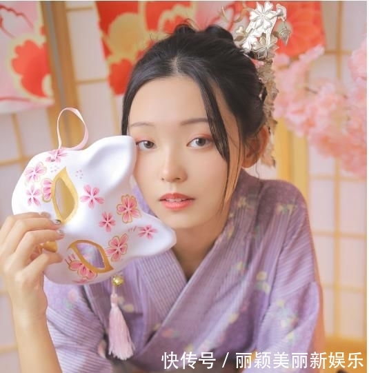  『再来看一看』太美! 小姐姐穿和服拍写真, 气场十足美丽面容不输给超模