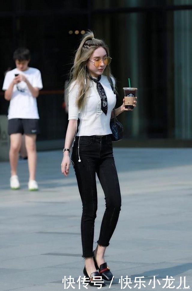  『穿搭』街拍，小姐姐五官精致娇小可爱，穿白色的紧身T恤性感又洋气