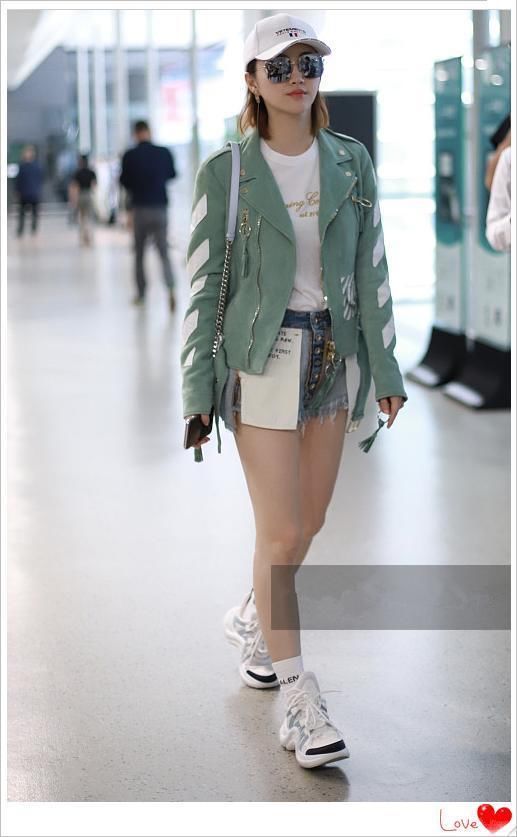 景甜真大胆!短裤竟敢反着穿，网友:这小粗腿被张继科“喂肥咯”