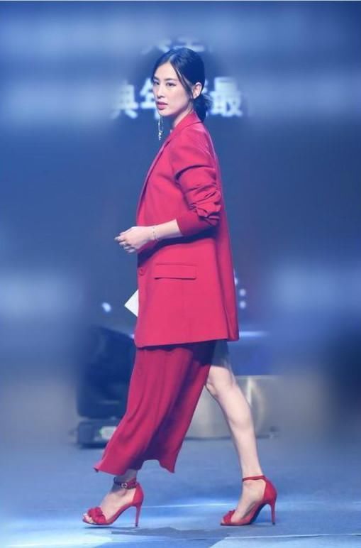 黄圣依长裙只穿一半，就出席活动，看了她的腿，男人都怀疑人生！