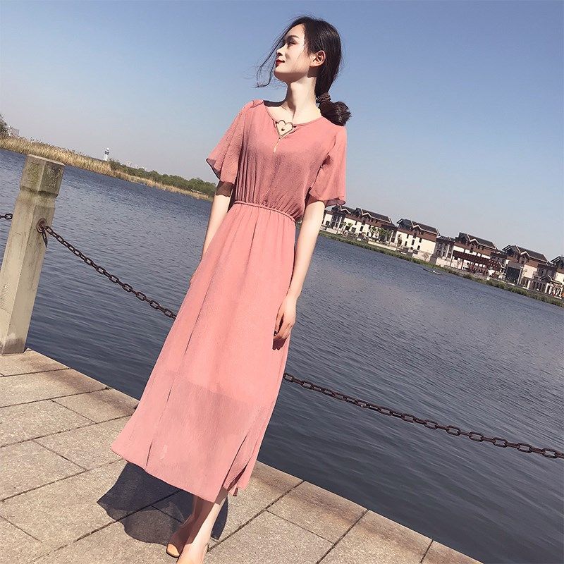 哇噻，43岁女人太会穿，裙子不到膝盖真好看