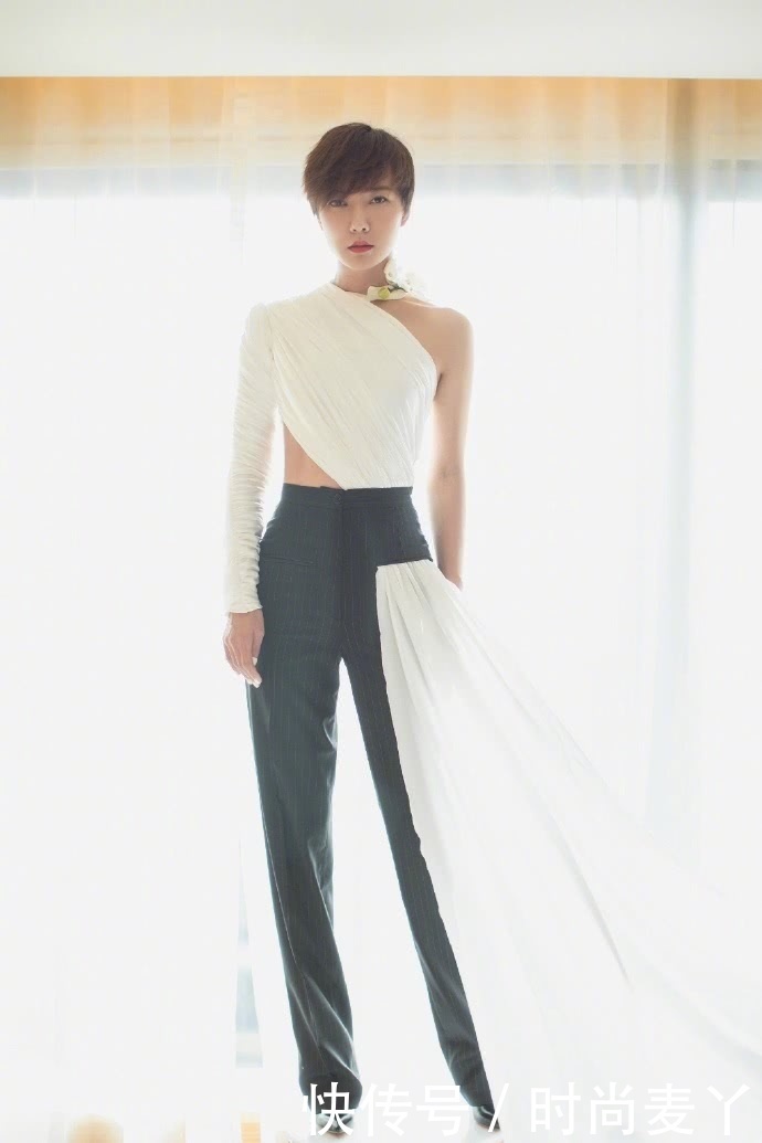 王珞丹穿健身裤去机场，转身的瞬间好尴尬，网友：哎，上衣太短了